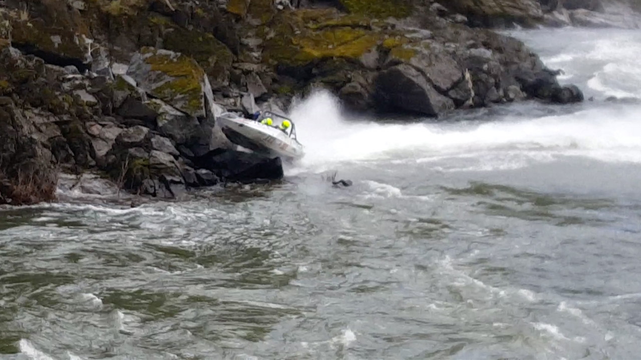 Shocking Moment Speed Boat Crashes On Rocks
