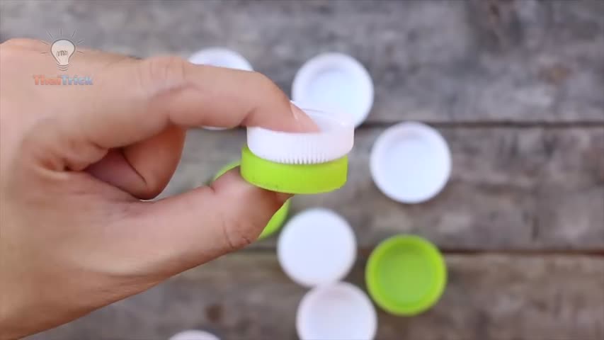 Plastic Bottle Caps Clock 