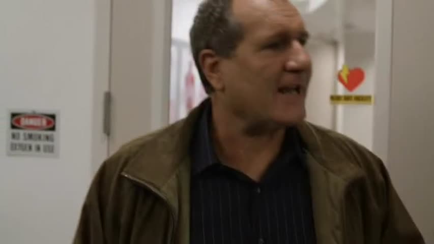 Modern Family - Season 1 Episode 9 - Fizbo