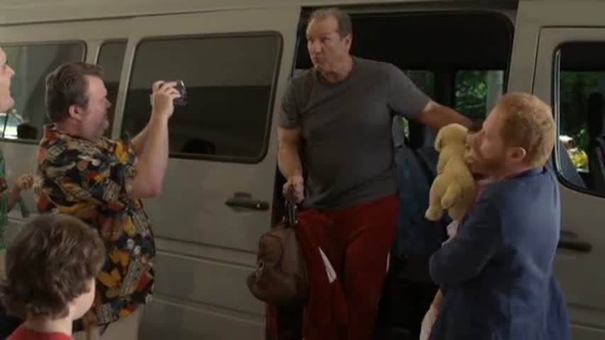 Modern Family - Season 1 Episode 23 - Hawaii