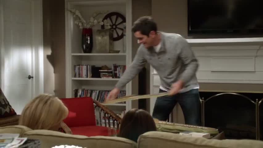 Modern Family - Season 3 Episode 12 - Egg Drop