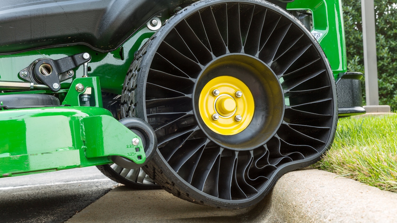 Cool Airless Tires MICHELIN for Loaders in action Comparison test