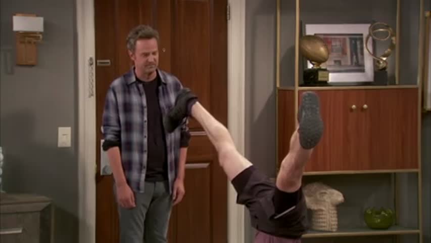 The Odd Couple - Season 1 Episode 10 - Enlightening Strikes