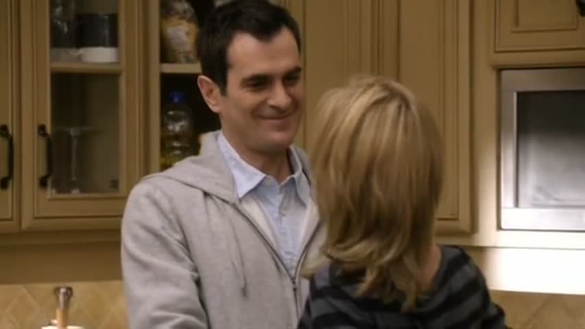 Modern Family - Season 1 Episode 24 - Family Portrait