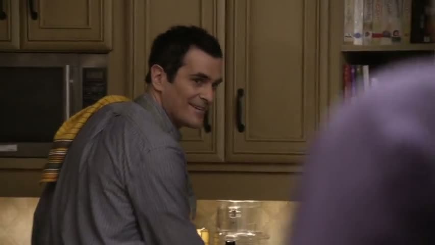Modern Family - Season 1 Episode 20 - Benched