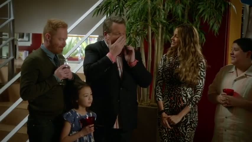 Modern Family - Season 6 Episode 24 - American Skyper