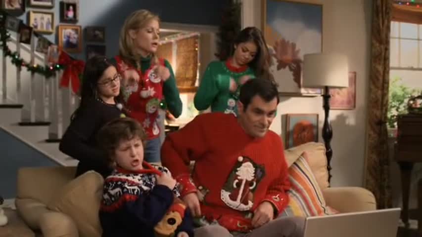 Modern Family - Season 1 Episode 10 - Undeck the Halls