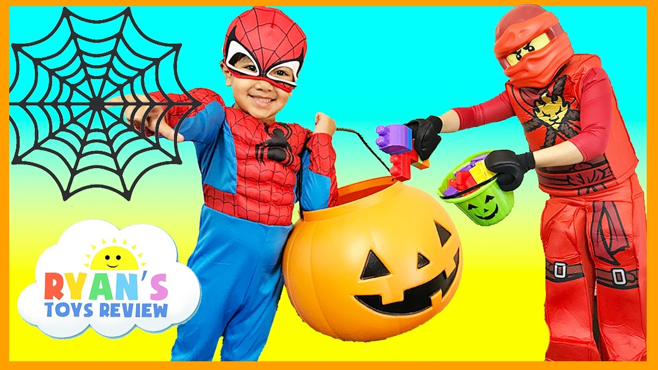 HALLOWEEN TRICK OR TREAT Kids Candy Surprise Toys Prank Halloween Candy Haul Spiderman Superheroes