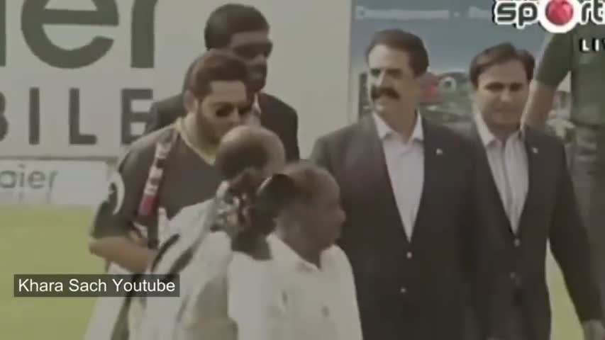 General Raheel's hit Shahid Afridi's bowl 