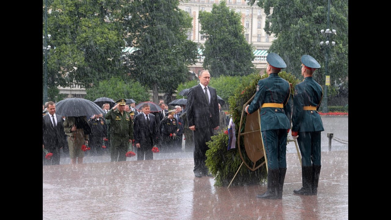 Putin ignores pouring rain to lay wreath on Day of Memory and Sorrow