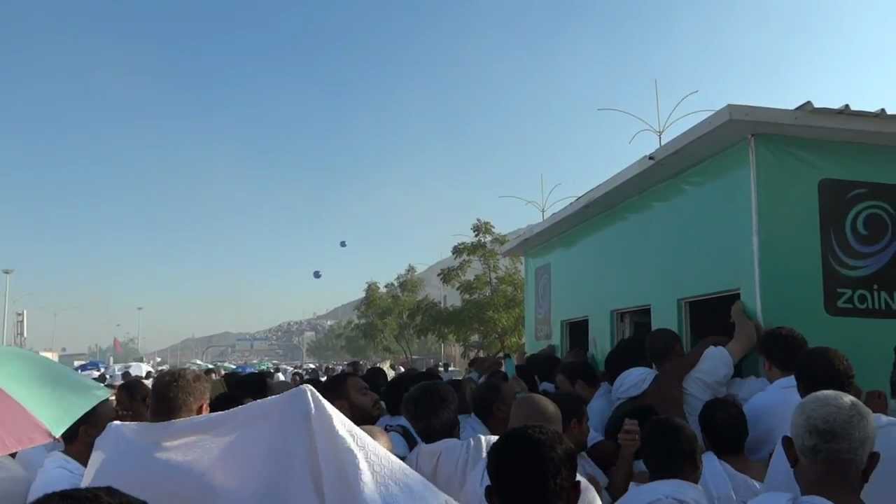 Pilgrims received umbrella before going on jablay rahmat hajj 1432 جبل رحمة