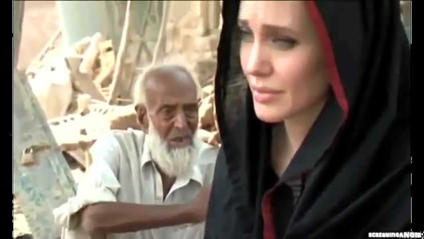 ANGELINA JOLIE IN PAKISTAN AID 2010