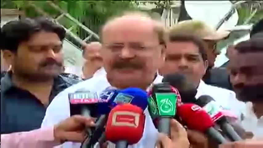 24 Report: Media talk of Manzoor Wasan outside the Sindh Secretariat