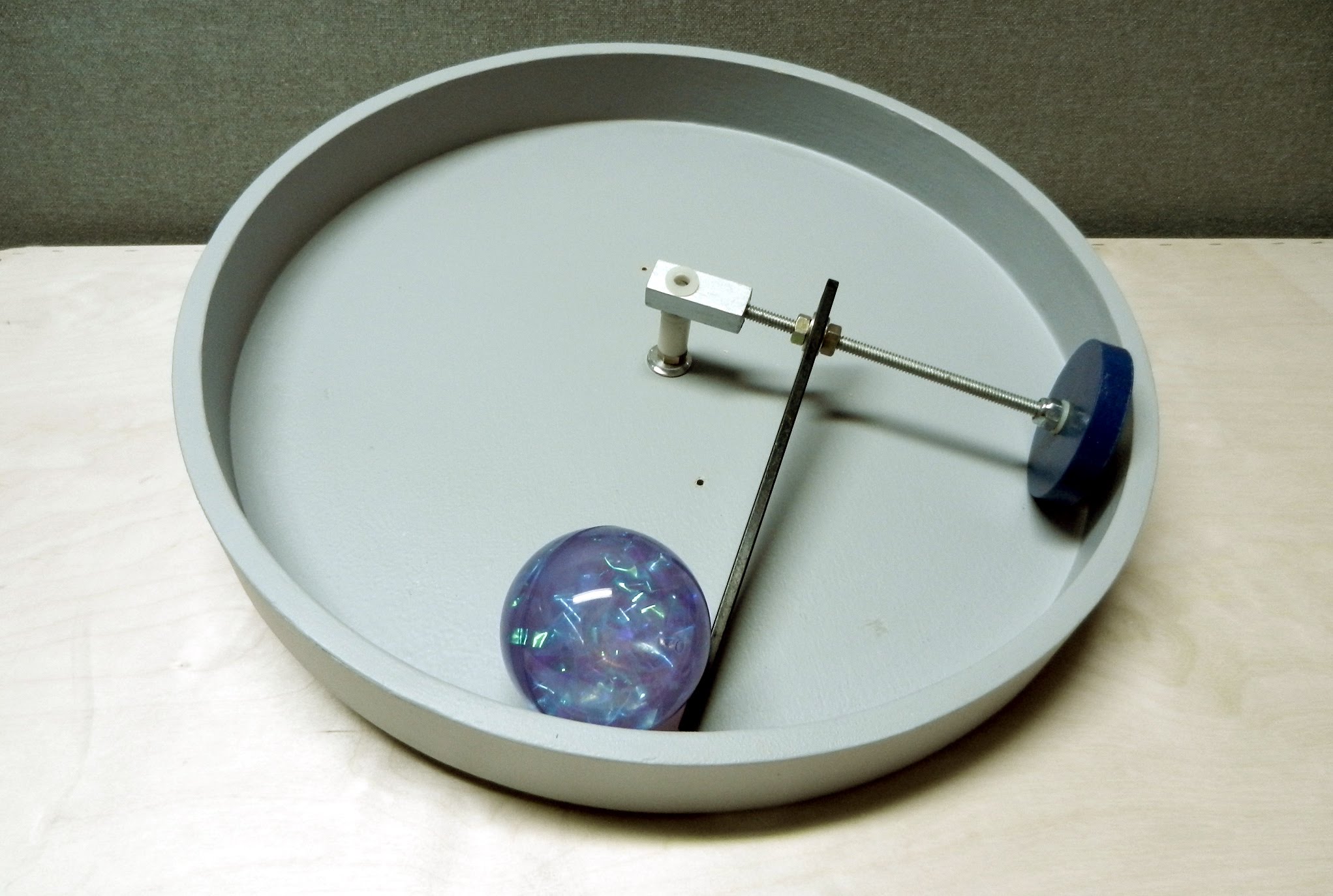 Self-Running Tilting Tray