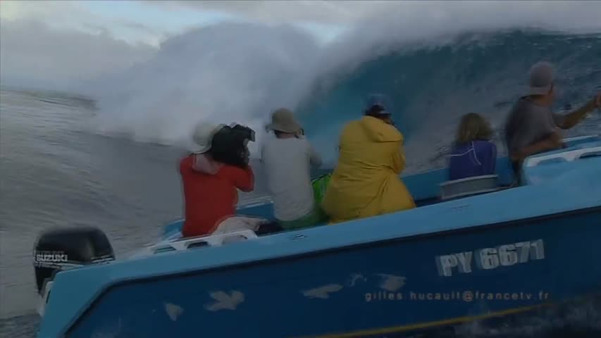 Wave hits boat Accident at Teahupoo