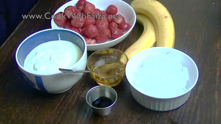 BANANA STRAWBERRY SMOOTHIE -  بنانا سٹرابیری سمودی  - *COOK WITH FAIZA*