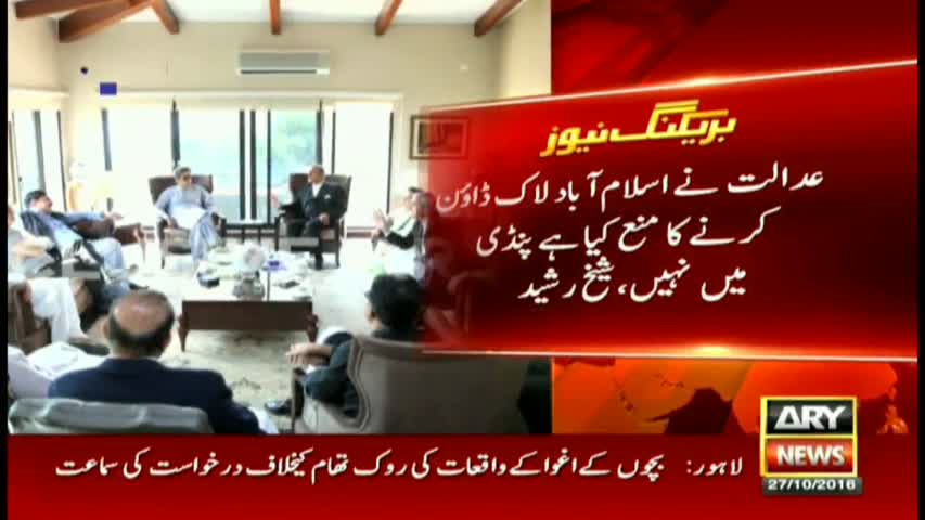 Police removes banners of PTI at Bani Gala