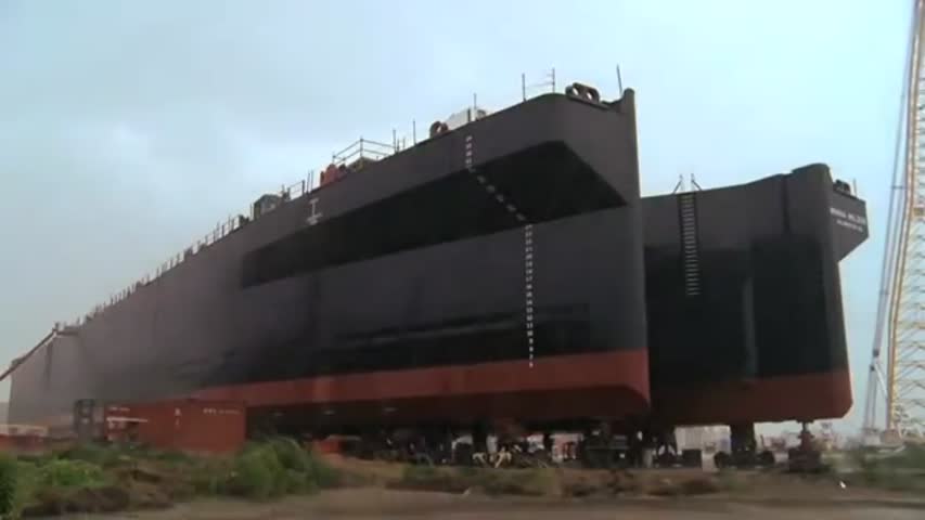 Mammoet - Airbag launch of a 5000 ton barge in USA