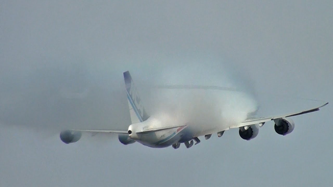 Fantastic Condensation takeoff Boeing 747