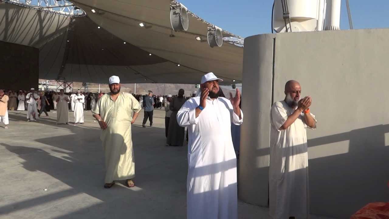 Pilgrims praying near jamrat   منى جمرات