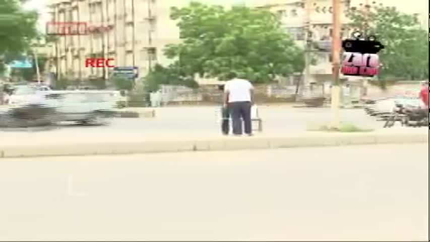 Zara Hut Kay - Segment Footpath - Pakistani Funny Videos