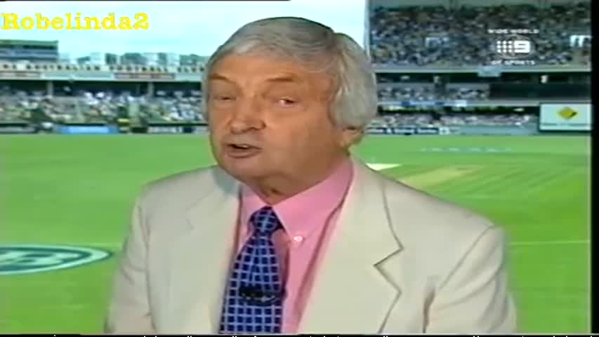 Pakistan thrash Australia - highlights of Match 1 CUB Series 2000 Gabba