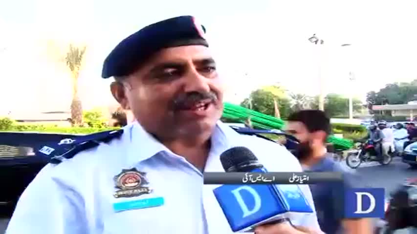 Unique traffic policeman of Karachi