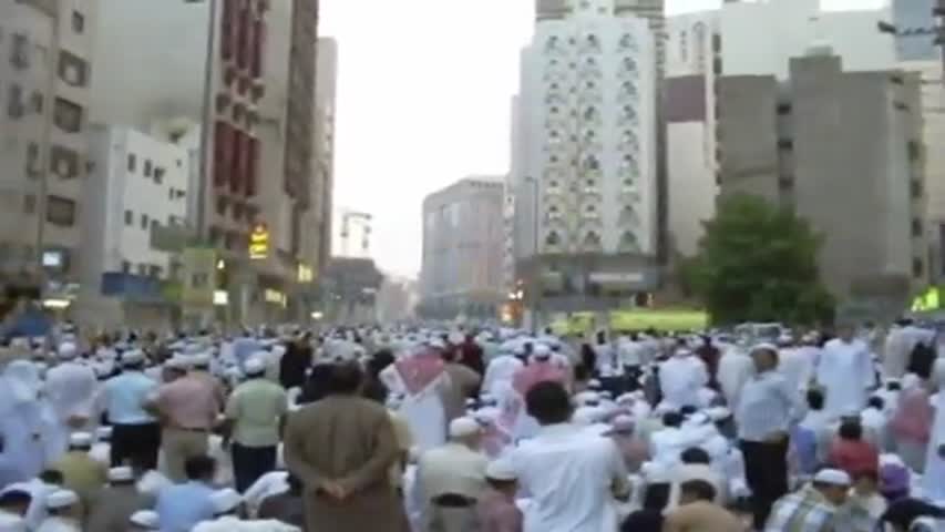 people sitdown in road for namaz EID al fitar