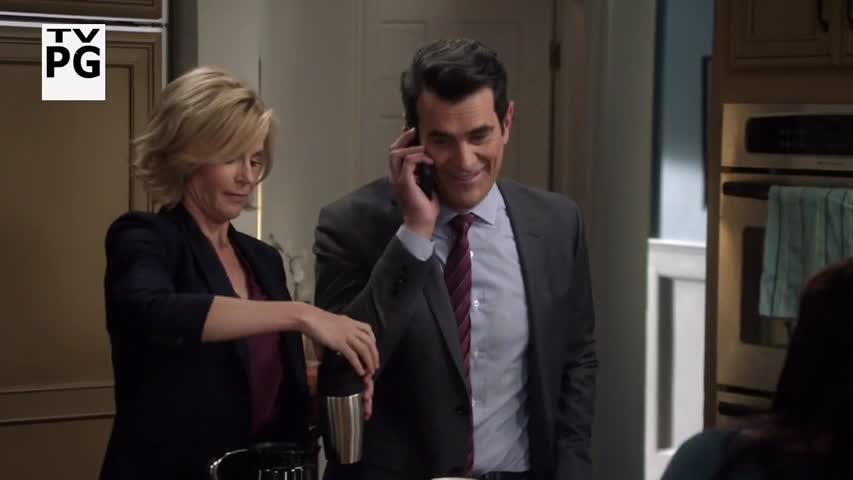  Modern Family - Season 8 Episode 3 - Blindsided