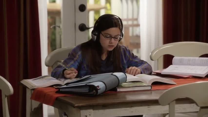 Modern Family - Season 2 Episode 12 - Our Children, Ourselves