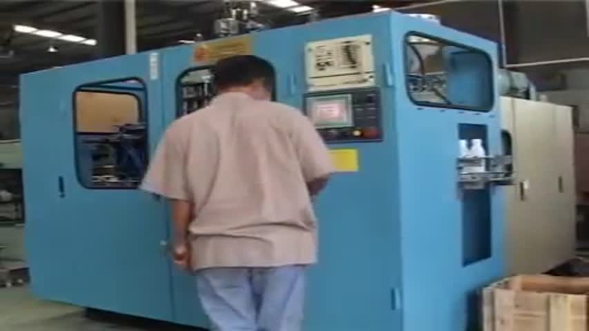 Blow molding machine 