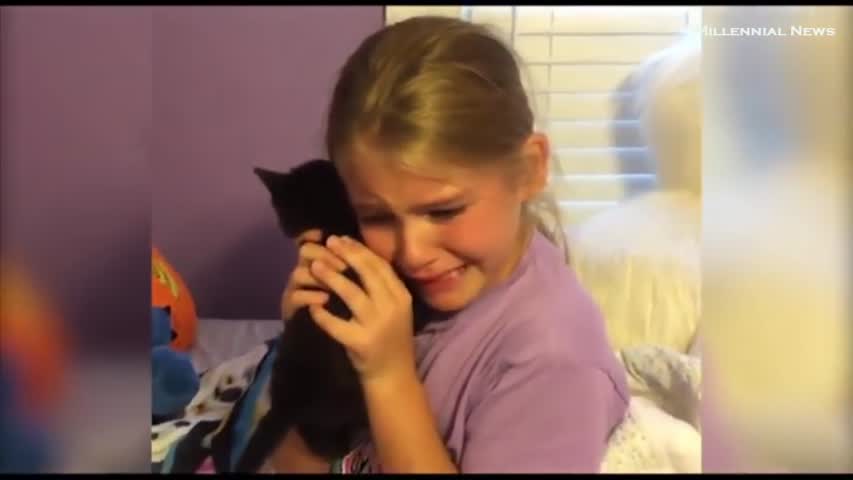 Girl has amazing reaction after mom surprises her with kitten