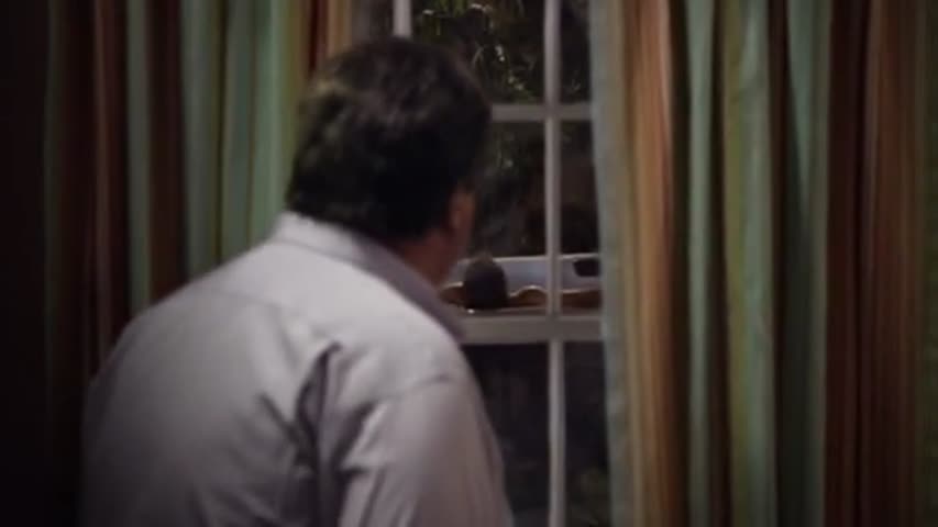 Modern Family - Season 2 Episode 11 - Slow Down Your Neighbors