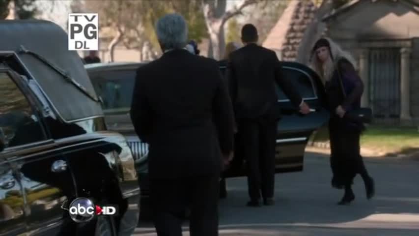 Modern Family - Season 3 Episode 18 - Send Out the Clowns