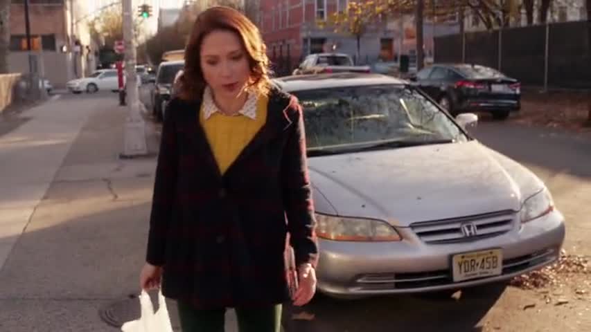 Unbreakable Kimmy Schmidt S03 E5 Kimmy Steps on a Crack!