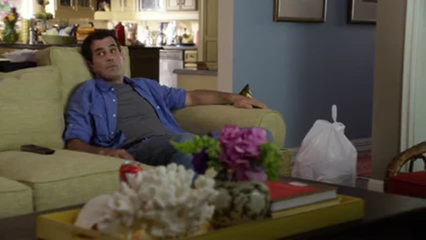  Modern Family - Season 1 Episode 3 - Come Fly with Me
