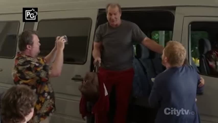  Modern Family - Season 1 Episode 23 - Hawaii