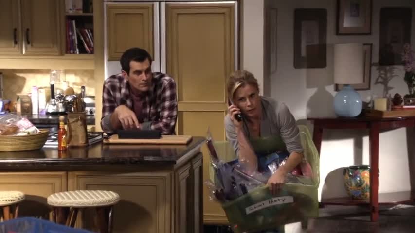 Modern Family - Season 2 Episode 10 - Dance Dance Revelation