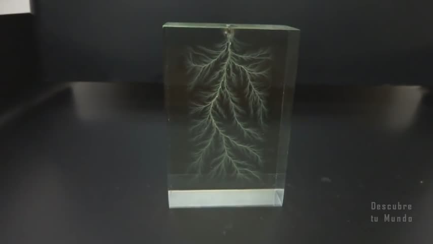 Lightning get trapped in glass box forever - Rayo atrapado en cristal (experiment) 