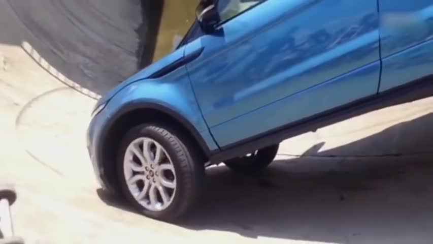Range Rover Evoque Off Road Testing - Extreme Stunt