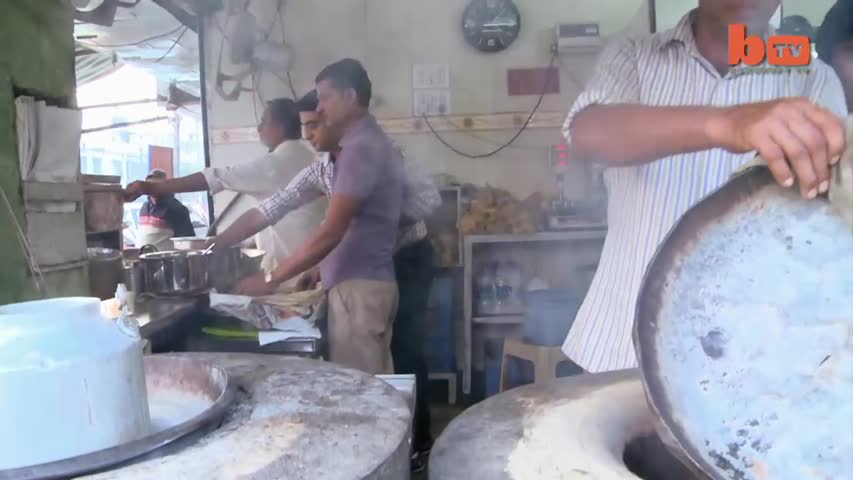 Hands In Boiling Oil: Indian Chef Fries Fish With Bare Hands