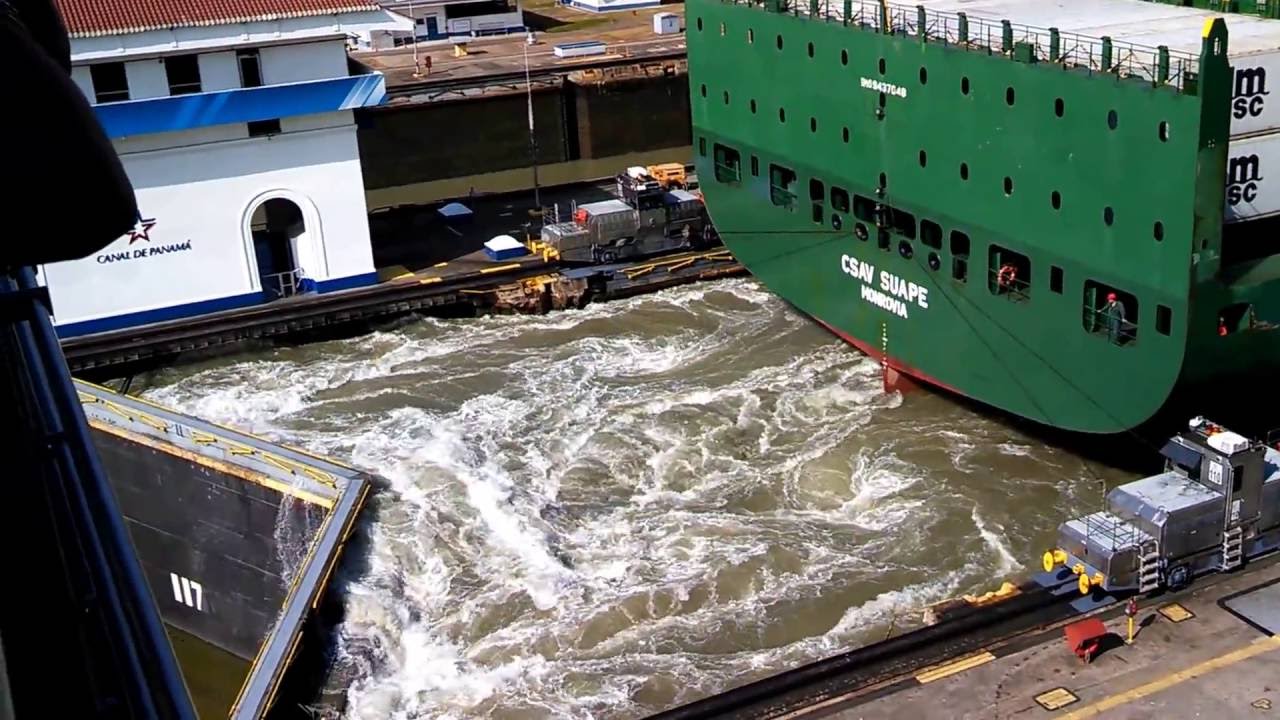 Panama Canal Ship starts engines in lock VID 20140222