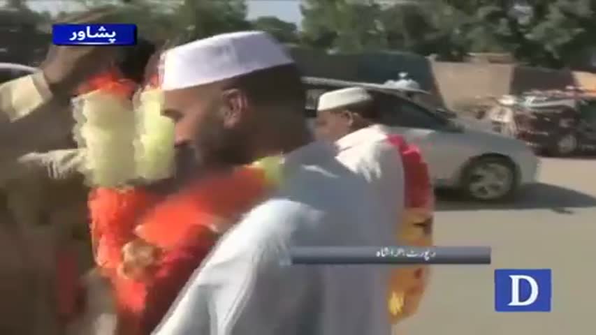 People buying garlands to welcome pilgrims