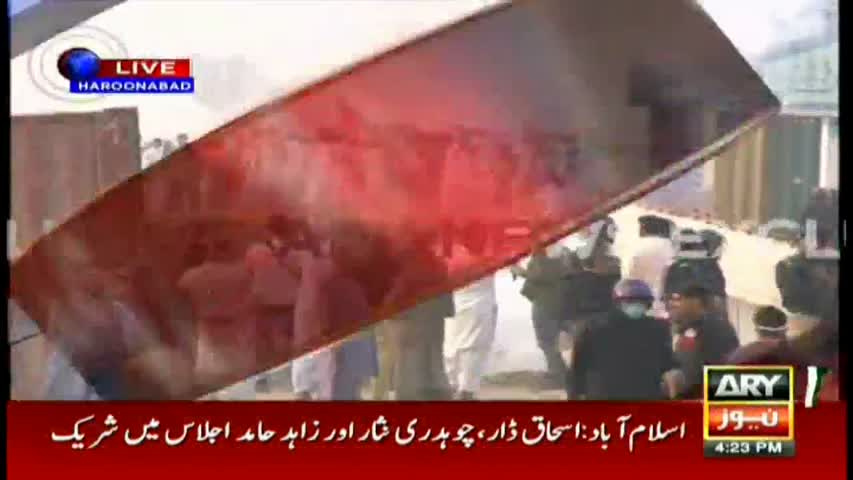 Clash between PTI workers and police at Haroonabad