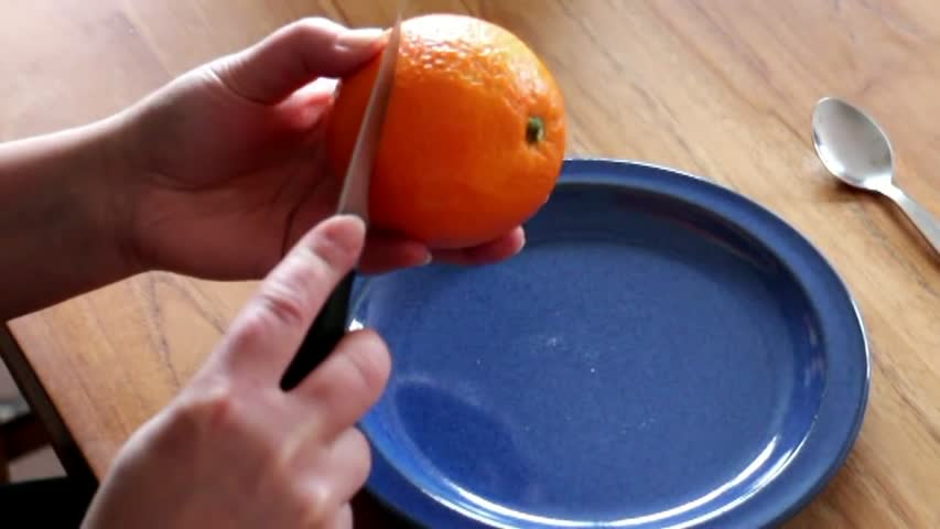 Orange to go - How to peel an orange in an easy way