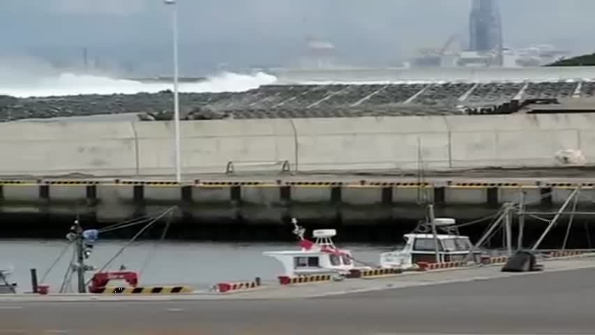 Incredible footage of  Incoming Tsunami Japan.