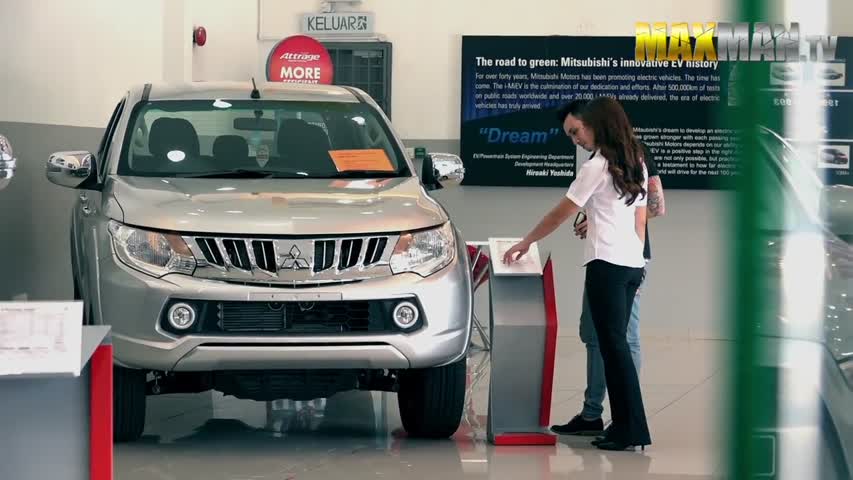 Sales Girl Drifts Customers in Pickup Truck - Maxmantv